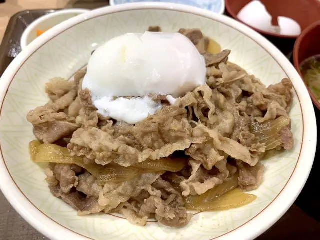 すき家の牛丼に温玉トッピング