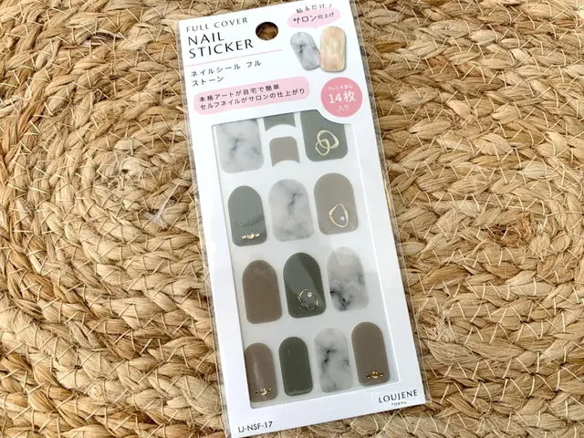 セリア「立体ネイルシールNailSticker」