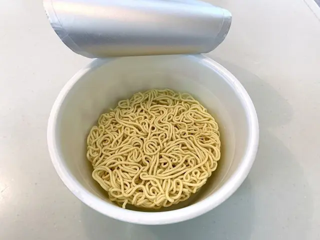 カップラーメンのふたを開けたところ