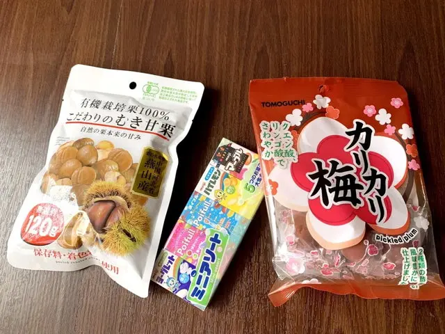 ダイソーで購入したお菓子（むき甘栗、カリカリ梅など）