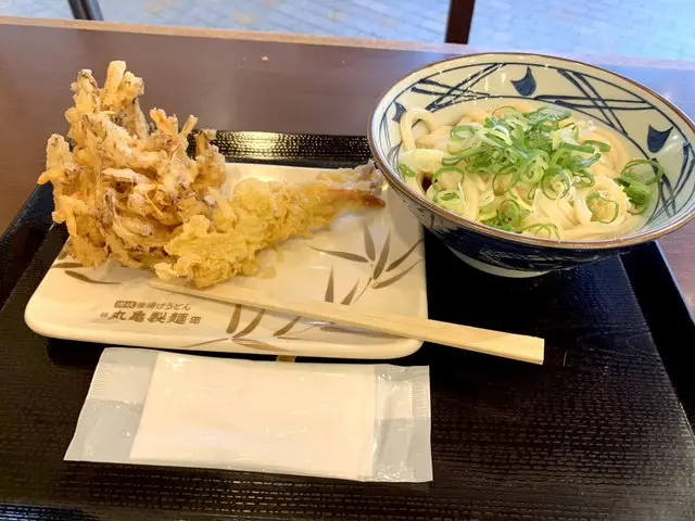 丸亀製麺のうどんと天ぷら