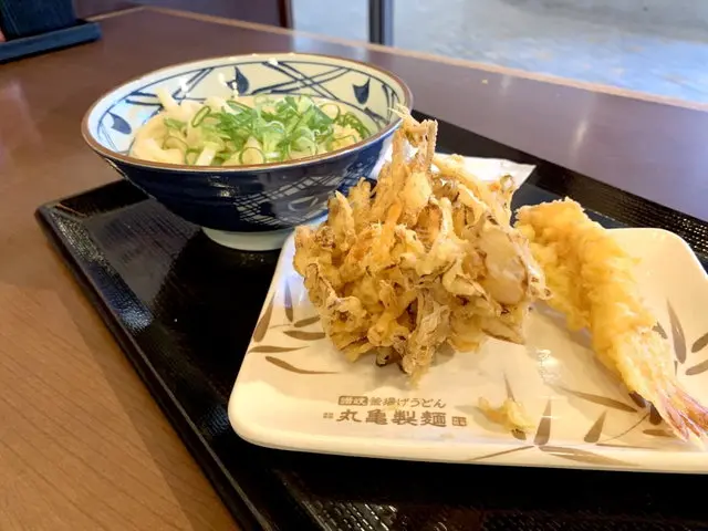 丸亀製麺のうどんと天ぷら