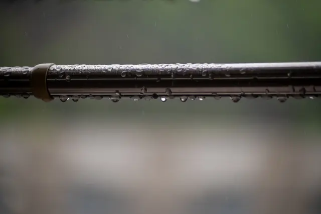 雨に濡れた物干し竿