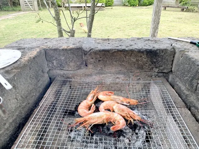 炭火で焼く大きな海老バーベキュー