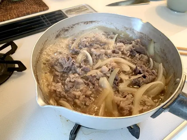 鍋に入った牛丼の具