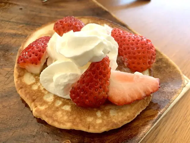 苺とクリームがのったパンケーキ