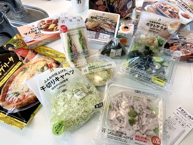 セブンイレブンで購入したたくさんの食品