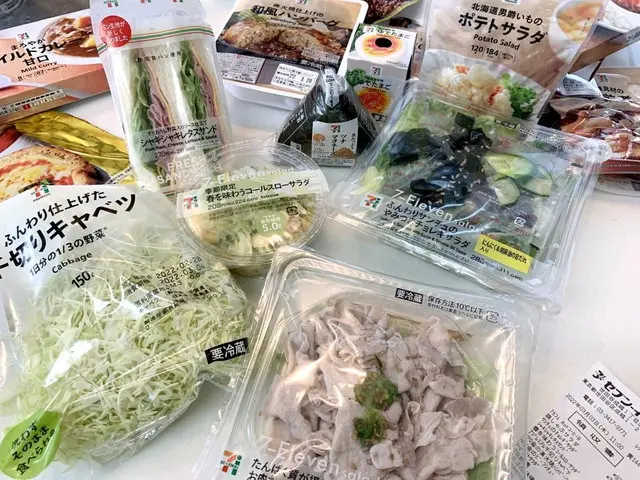 セブンイレブンで購入したたくさんの食品