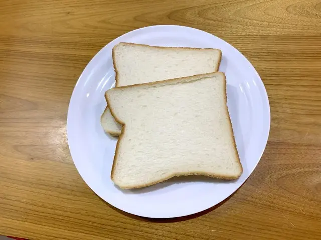 白いお皿に乗った食パン