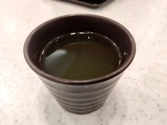 湯呑に入った日本茶