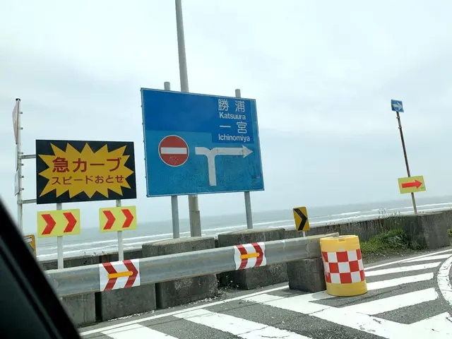 海沿いの道路