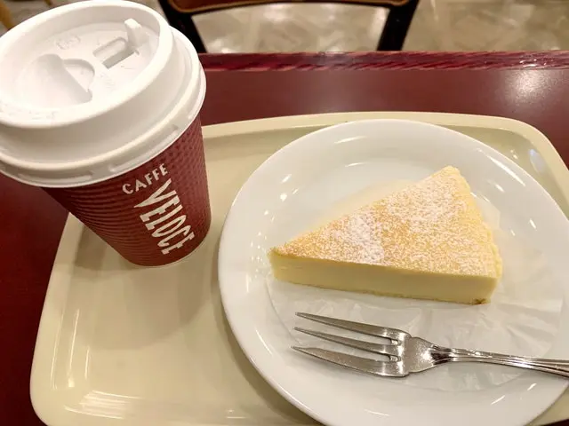 ベローチェ店内でコーヒーとケーキ