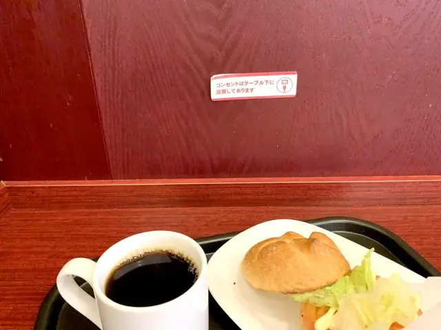 カフェ ベローチェのサンドイッチとコーヒー