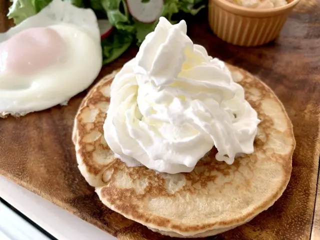 ホイップクリームをトッピングしたパンケーキ