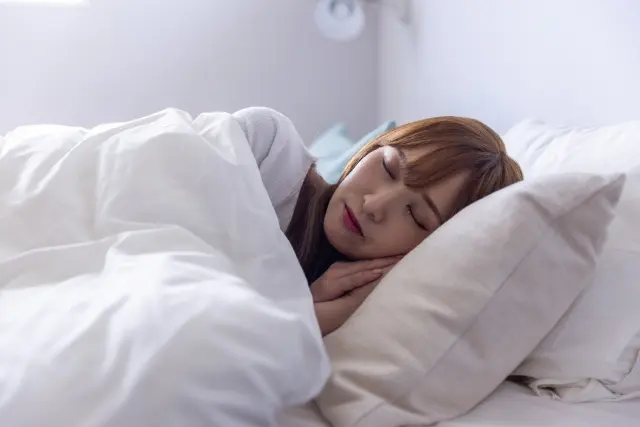 ベッドで眠る女性