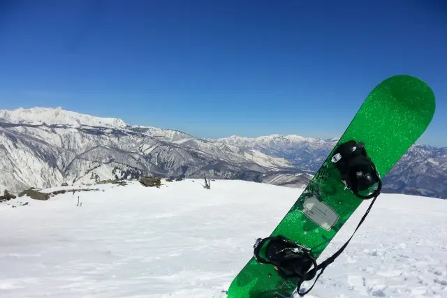 雪山と緑色のスノーボード