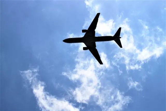 青空を背景に飛ぶ飛行機