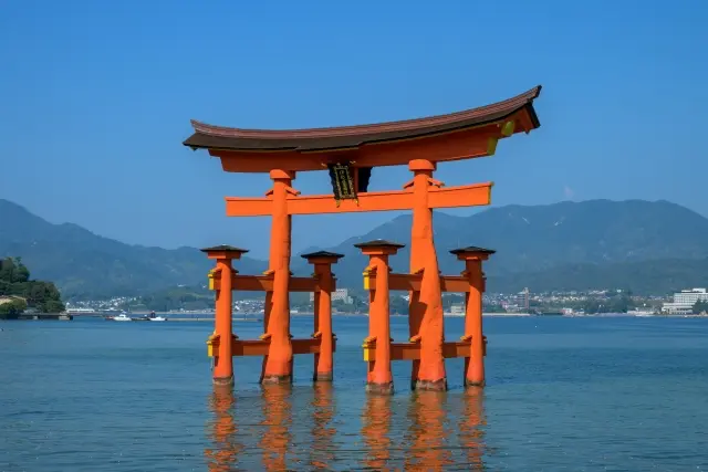 広島 厳島神社の赤い鳥居